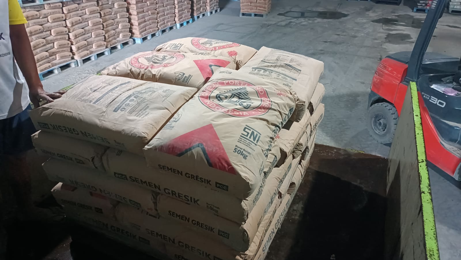 Pengiriman material Semen Gresik